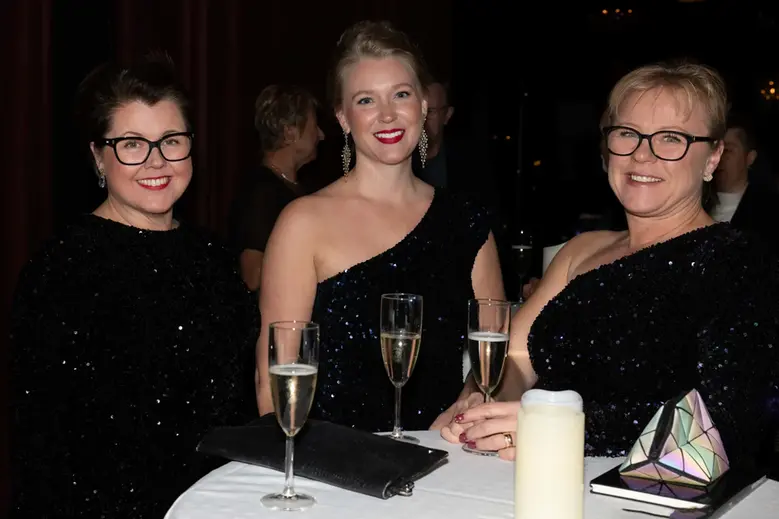 Lärare Johanna, Emelie, Karolina festklädda